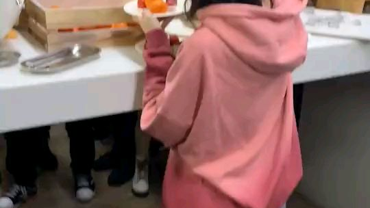冯提莫出席某活动